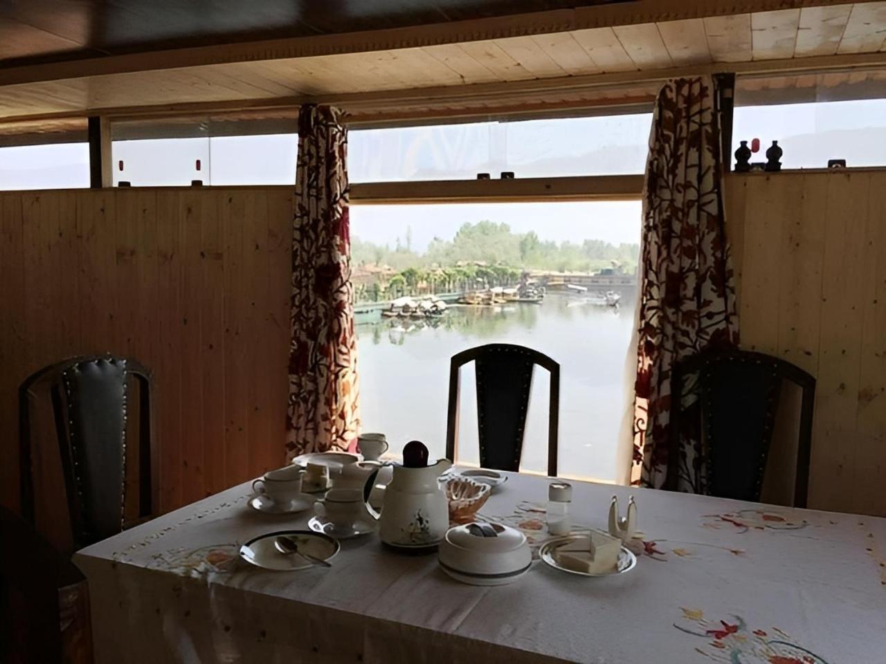 Heritage Amina Group Of Houseboats Hotel Srinagar  Exterior photo